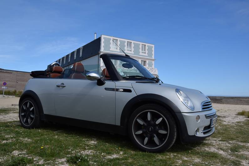 Cheveux au vent en Mini Cabriolet | Jupette & Salopette