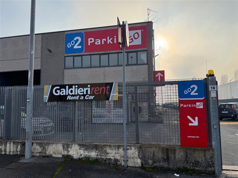 Voiture location Aéroport Bergame Italie | Jupette et Salopette