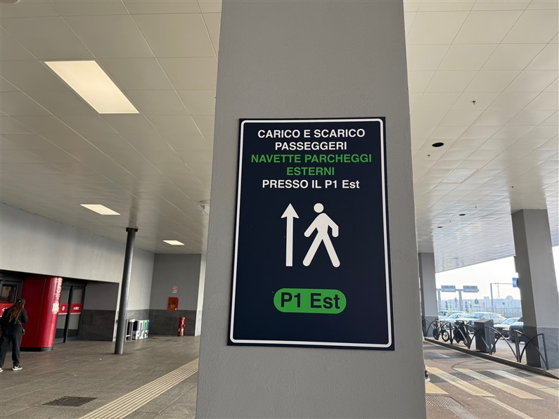 Voiture location Aéroport Bergame Italie | Jupette et Salopette