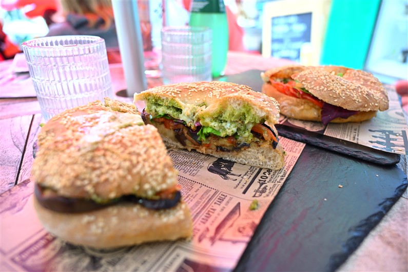 Piadina Caffè La Valette Malte | Jupette et Salopette Piadina Caffè La Valette Malte | Jupette et Salopette