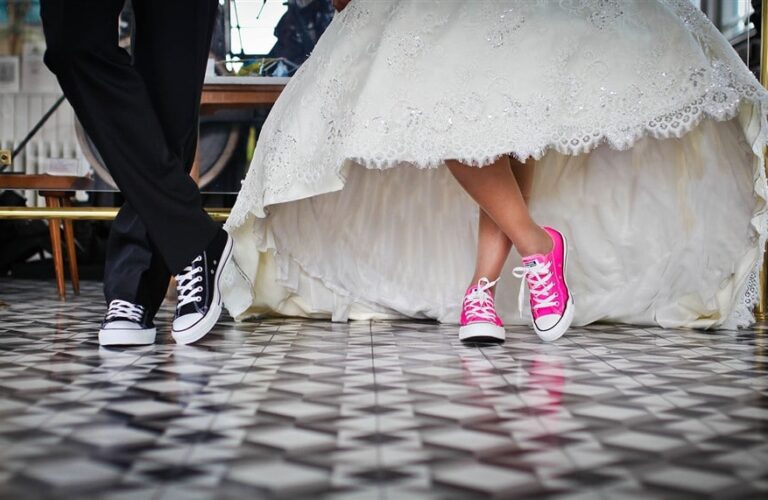 Canva - Woman Wearing Pink and White Low Top Shoes Dancing Beside Man-pixabay  | Jupette & Salopette)